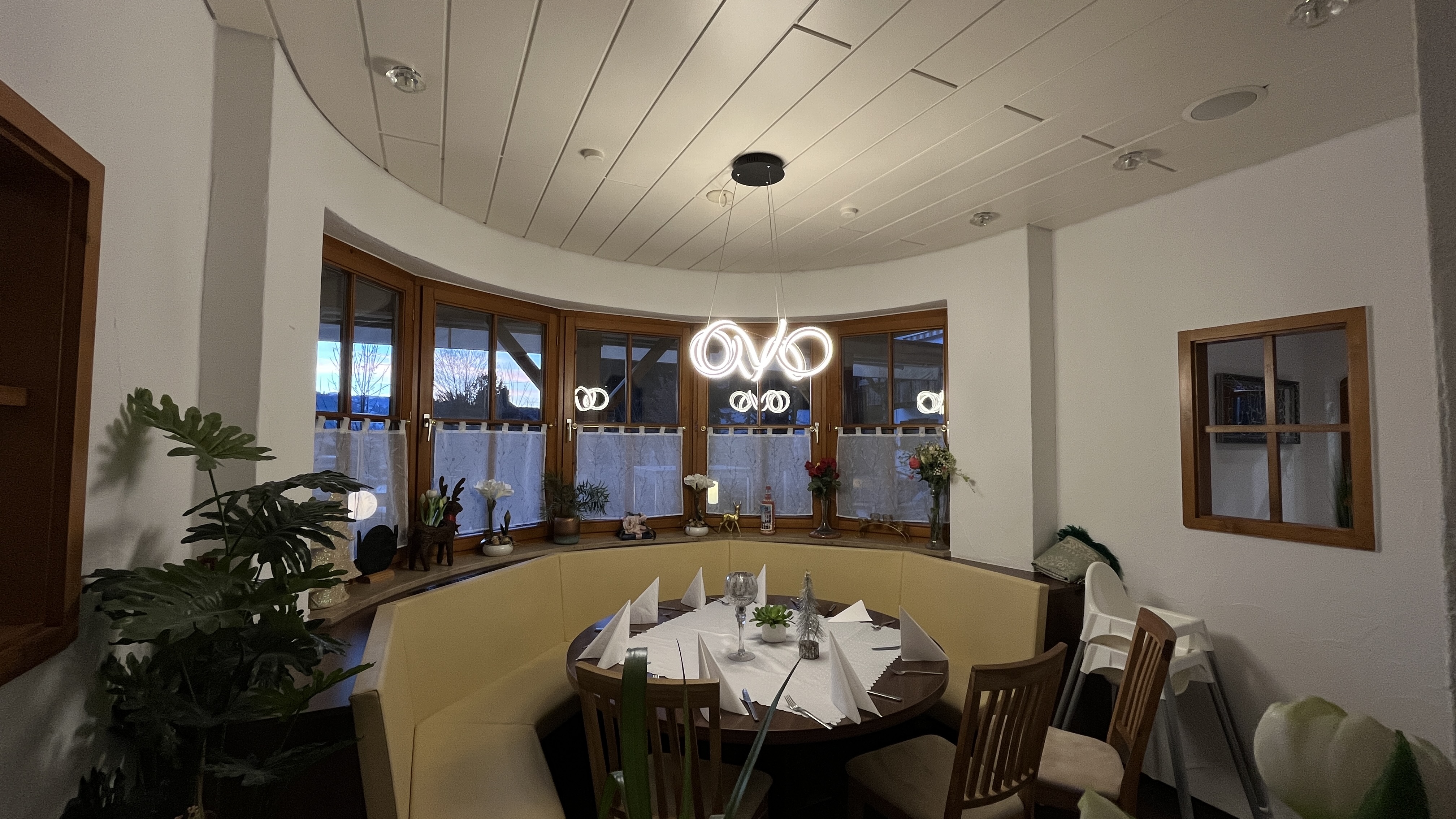 Tische und Dekoration